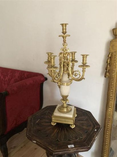null Importante paire de candélabres style Louis XVI en marbre blanc et bronze doré...