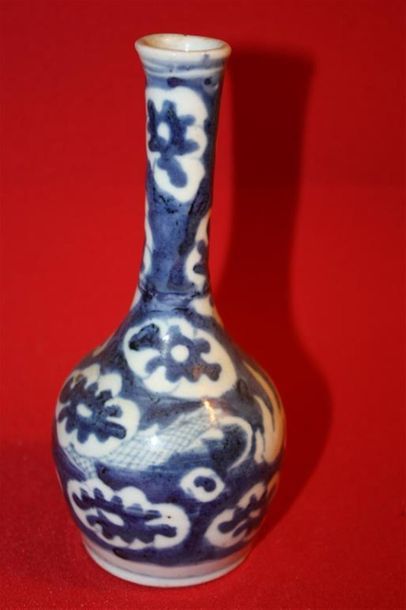 null CHINE
Petit vase à long col à décor bleu et blanc de motifs stylisés.
Fin du...