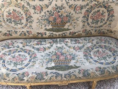 null Grand canapé dans le style Louis XVI en bois doré mouluré et sculpté de roses,...