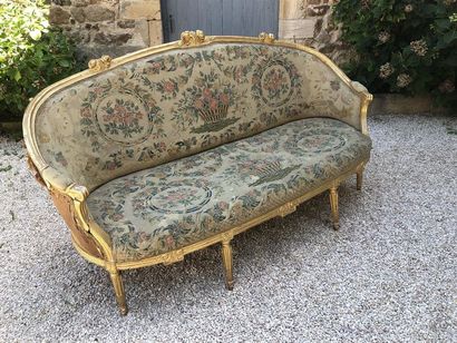 null Grand canapé dans le style Louis XVI en bois doré mouluré et sculpté de roses,...