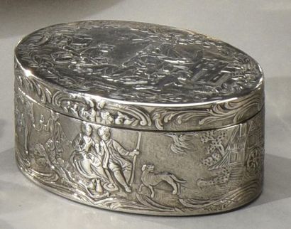 null Belle boite en argent, de forme ovale, ornée de scènes galantes.
Paris 1759-1762.
Charge...