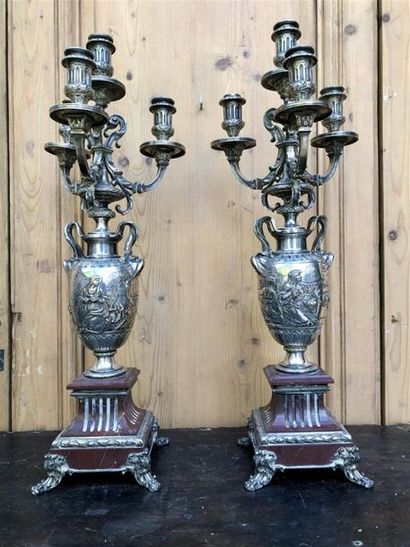 null Grande paire de candélabres en bronze argenté de forme balustre à trois bras...