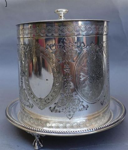 null Boîte à thé en métal argenté.
Angleterre, fin XIXème siècle.
H. 17 cm.
