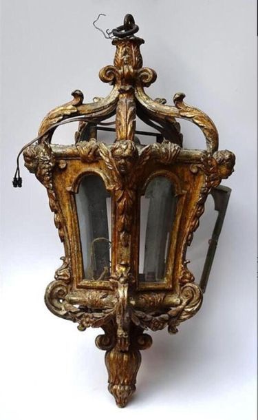 null Italie , Venise ? , début XVIIIeme
Importante lanterne pentagonale en bois sculpté...