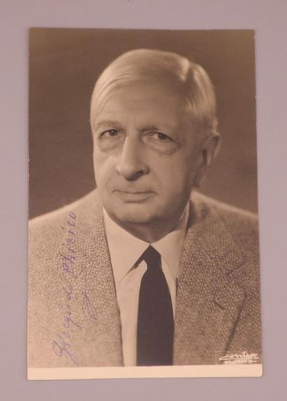 null CHIRICO, Giorgio de. Signed photograph. Rome, 13 June 1973. 14 x 9 cm. Envelope.
Beautiful...