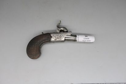 Pistolet à coffre décoré d'un trophée d'armes...