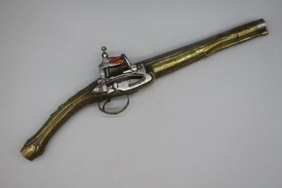 null Pistolet de type états balkaniques, à silex, tout laiton gravé et incrustation...