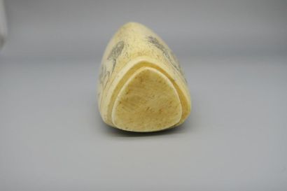 null Tabatière en os à décor de Luohan incisé. 
Chine, moderne. 
H. 6 cm.