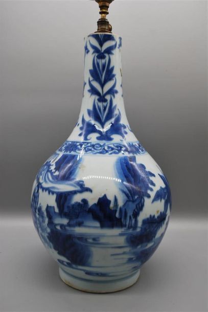 null Vase bouteille à long col en porcelaine émaillé en bleu sous couverte d'une...