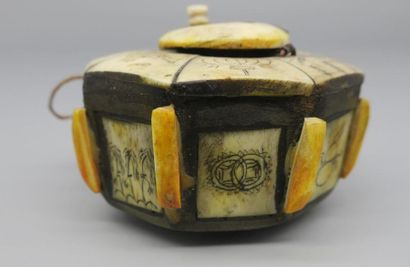 null Petite boîte octogonale en bois et os, orné du taiji. 
Chine, XXe siècle. 
H....