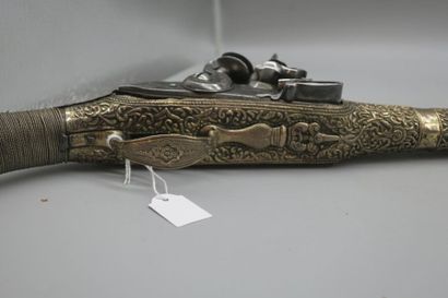 null Pistolet d'arçon à silex à l'orientale, entièrement recouvert de feuilles de...