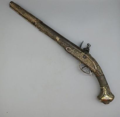 null Pistolet d'arçon à silex à l'orientale, entièrement recouvert de feuilles de...