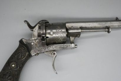 null Revolver à broche à 6 coups, gravé de feuillages nombreux poinçons liégeois,...