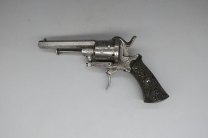 null Revolver à broche à 6 coups, gravé de feuillages nombreux poinçons liégeois,...