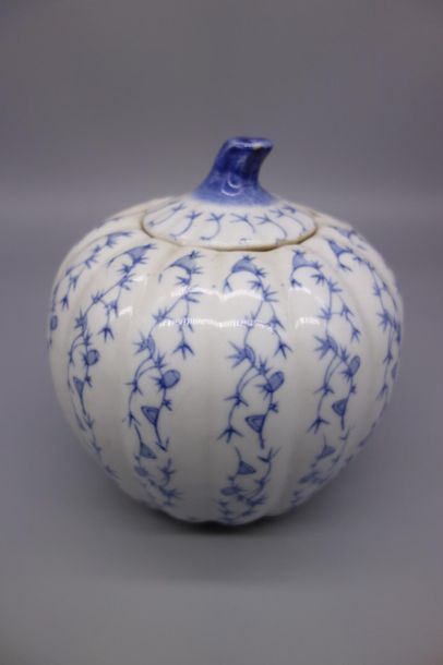 null Pot à gingembre couvert en porcelaine bleu blanc, en forme de potiron, à décor...