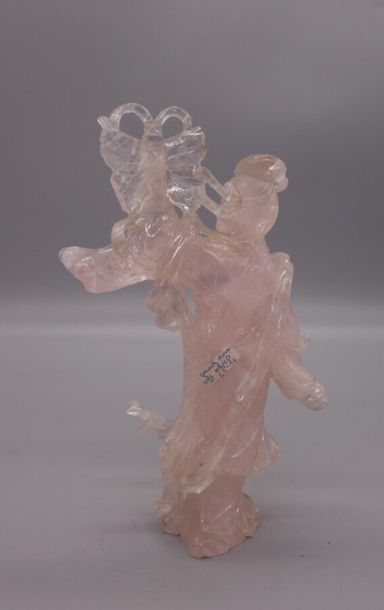 null Sujet en quartz rose représentant une jeune femme tenant un cerf-volant en forme...