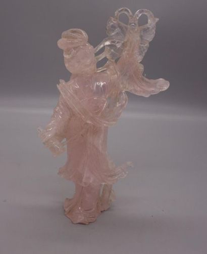 Sujet en quartz rose représentant une jeune...