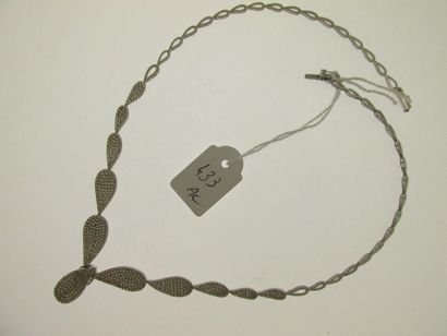 null 1 collier monture or gris à maillons ajourés et articulés, le motif central...