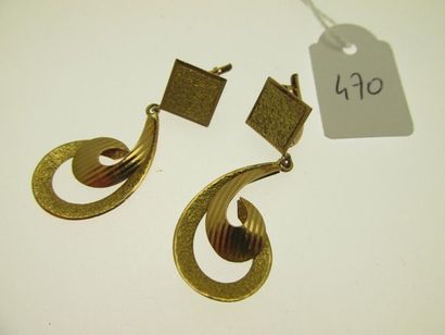1 paire de pendants d'oreilles or ciselés,...