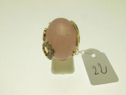 null 1 bague monture or deux tons sertie d'un important cabochon de quartz rose et...