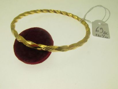 null 1 bracelet rigide à décor torsadé or 880°/°°, bossué 11,3g AC