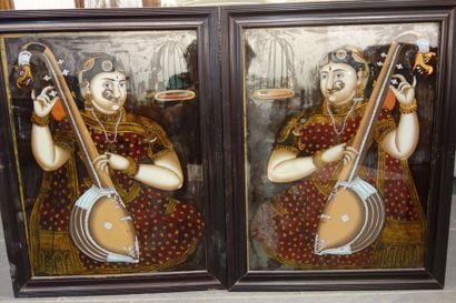null Paire de fixés sous verre indien à décor de deux musiciennes.