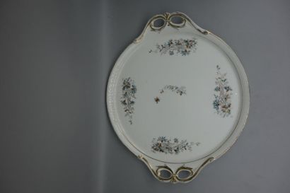 null Grand PLATEAU à deux anses ajourées en porcelaine à décor floral polychrome....