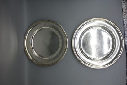 null HOTEL RUHL. Paire de plats circulaires en métal argenté à décor de rubans c...