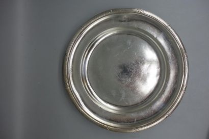 null HOTEL RUHL. Paire de plats circulaires en métal argenté à décor de rubans c...