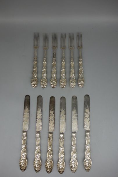 null MENAGERE anglaise comprenant douze fourchettes et douze couteaux à décor végétal,...