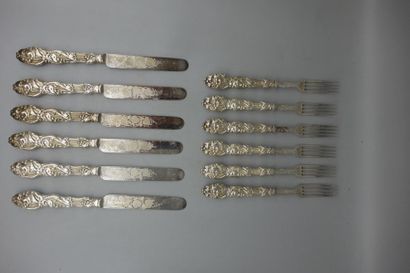 null MENAGERE anglaise comprenant douze fourchettes et douze couteaux à décor végétal,...