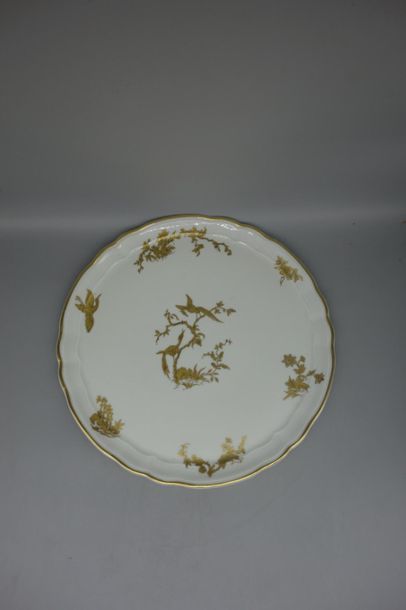 null BERNARDAUD. Plat à gâteau en porcelaine à décor doré de volatiles.D 31,5 cm