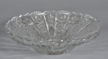 null Baccarat, grande coupe circulaire en cristal taillé de rosaces et étoiles.
XXème...