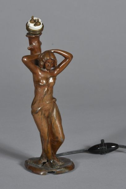 null Statue en régule patiné, jeune femme Art nouveau, montée en lampe.
Vers 190...