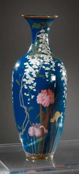  Grand vase en cloisonné à décor polychrome de glycine et iris. XIXème siècle. H....