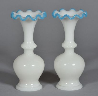 null Belle paire de vases balustre en opaline blanche à collerette bleu.
Milieu XIXème...