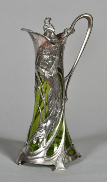 null Grande carafe en verre vert, monté en étain dans le style Art-nouveau, d'une...