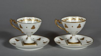 null Paire de tasses et sous tasses dans le style Empire, en porcelaine blanche à...