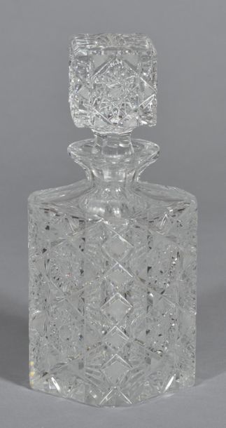 null Baccarat ? deux flacons à whisky en cristal taillé en pointe de diamants et...