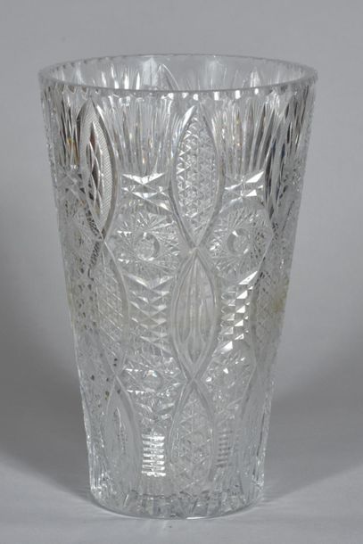 null Baccarat ? grand vase en cristal taillé de rosaces et étoiles.
XXème siècle...