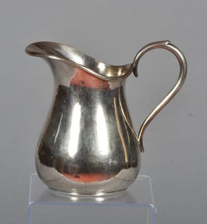 null Pot à lait en métal argenté, chiffré HB.
Vers 1880.
