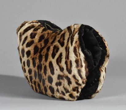 null ANONYME, vintage, circa 1960. 
Manchon en ocelot et velours noir, une poche...