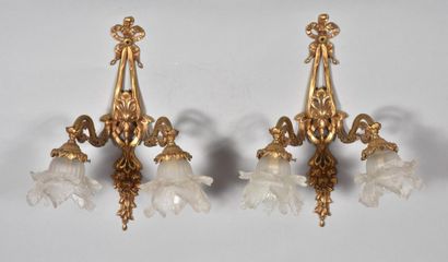 null Paire d'appliques dans le style Louis XVI en bronze doré, à deux bras de lumière,...
