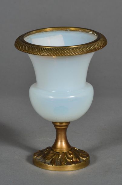 null Petit vase Médicis gorge de pigeon, monté bronze doré.
XXème siècle.
H.12.5...