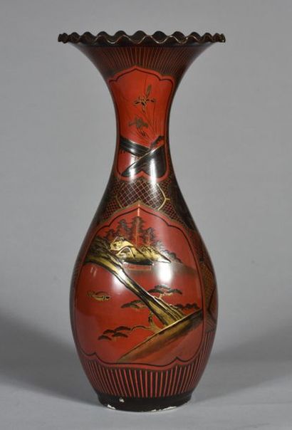  Grand vase en porcelaine du Japon à fond noir, à col évasé à collerette, décor rouge...