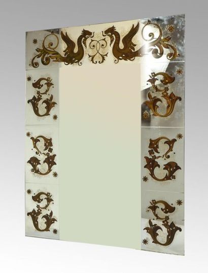 Grand miroir à décor doré de dragons et feuillages....