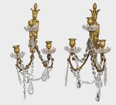 null Paire d'appliques dans le style Louis XVI en bronze doré, à deux bras de lumière...