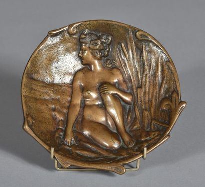 null J. GARNIER (1853-1910)
Petite coupe vide-poche en bronze à décor de femme aux...