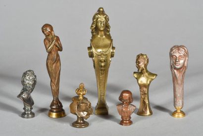 null Sept sceaux à cacheter à décor de bustes féminins et autres en bronze et métal....
