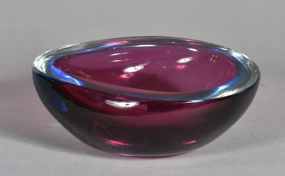 null Un cendrier verre violet, un soliflore rose, un baguier noir.
XXème siècle....